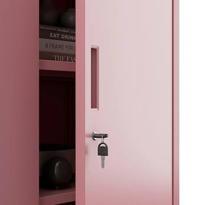 Jan Nowak Aktenschrank Beata - B x T x H: 90 x 40 x 92,5 cm, Rosa - Rosa Metallschrank mit Büchern und Dekorationen. Der Schrank hat ein Schloss mit Schlüssel und einen integrierten Griff für Komfort.
