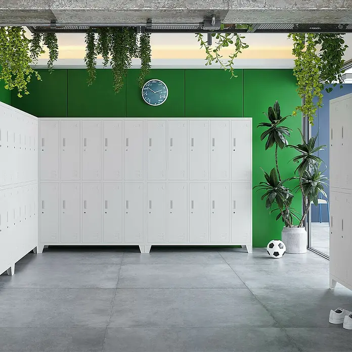 Jan Nowak Spind Bartek - B x T x H: 136 x 45 x 172 cm, Grau - Helle Umkleide mit weißen Schließfächern unter grüner Wand und hängenden Pflanzen.