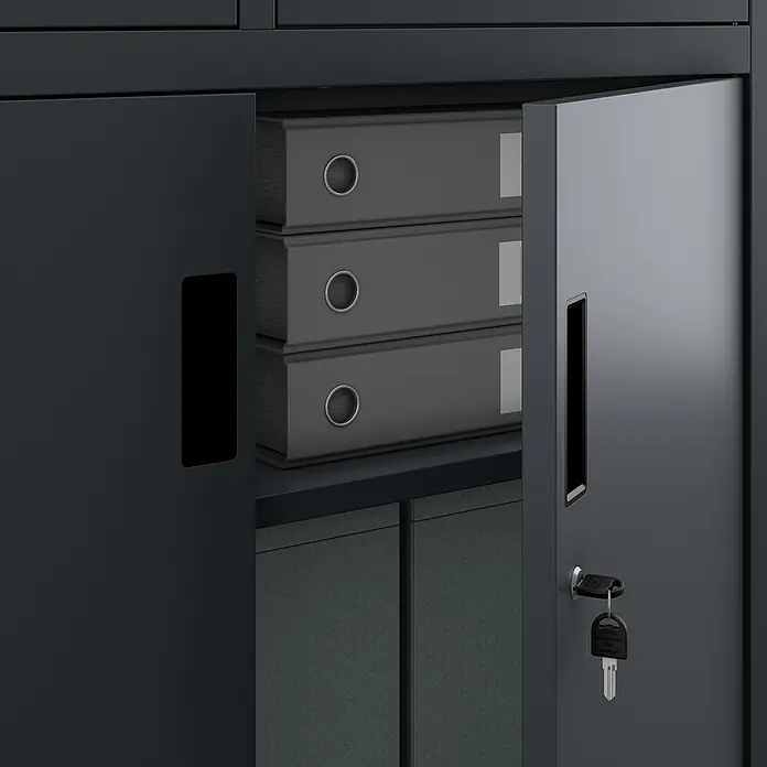 Jan Nowak Aktenschrank Filip - B x T x H: 90 x 40 x 185 cm, Anthrazit - Ein grauer Büroschrank mit einer leicht geöffneten Tür, die den Inhalt zeigt. Die Tür hat ein Schloss mit einem Schlüssel.
