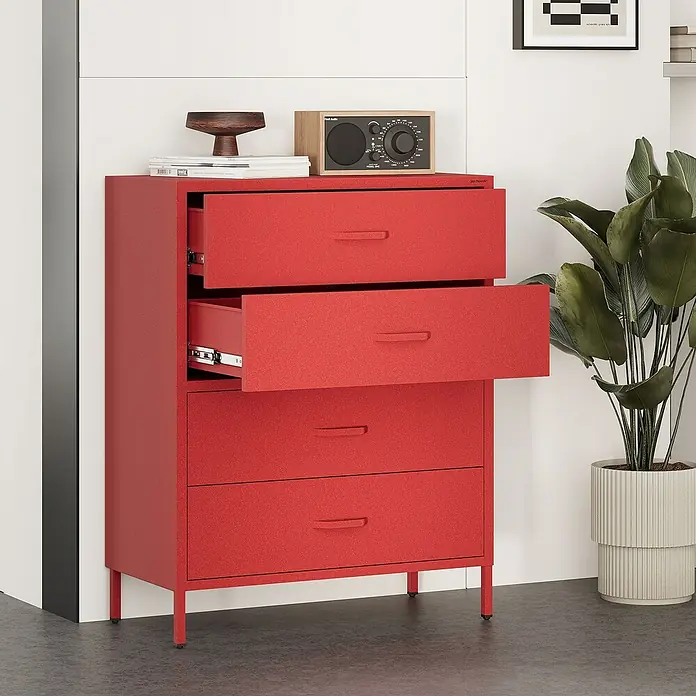 Jan Nowak Kommode Carla - L x B x H: 40 x 80 x 101,5 cm, Rot, Anzahl Schubladen: 4 Stk. - Rote Kommode mit offenen Schubladen, auf der ein Radio und Dekoration stehen, neben einer Zimmerpflanze. Modernes Möbelstück.