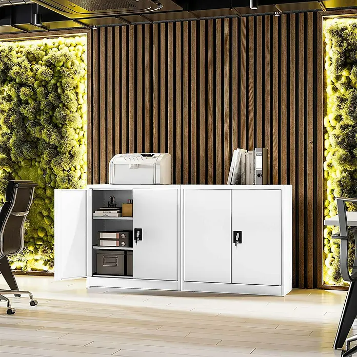 Jan Nowak Aktenschrank Beata - B x T x H: 90 x 40 x 92,5 cm, Weiß - Ein weißer Büroschrank mit zwei Türen, davon eine geöffnet, steht vor einer dekorativen Wand. Darauf stehen Drucker und Bücher.