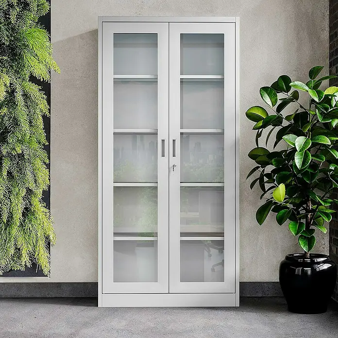 Jan Nowak Aktenschrank Amelia - B x T x H: 90 x 40 x 185 cm, Grau - Bild eines Büroschranks mit Glastüren und Metallrahmen, der in einem modern gestalteten Raum steht.