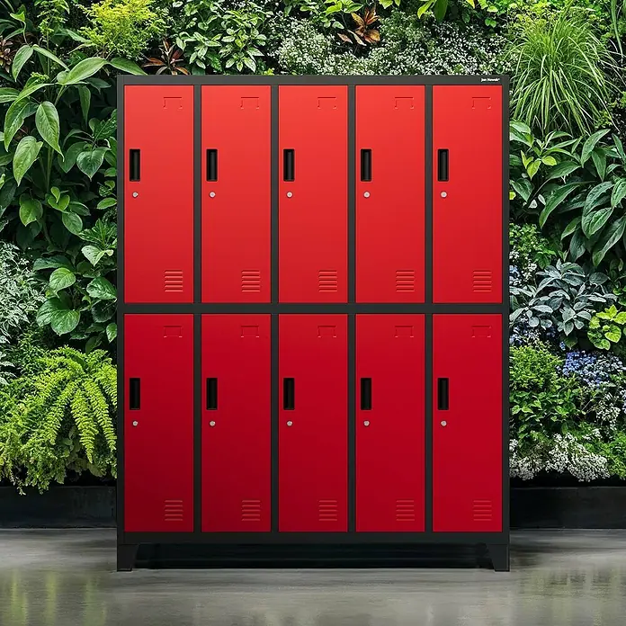 Jan Nowak Spind Bartek - B x T x H: 136 x 45 x 172 cm, Anthrazit / Rot - Rote Metallspinde mit schwarzen Griffen vor einer Wand aus üppigem Grün. Ideal für Sportstätten und Schulen.