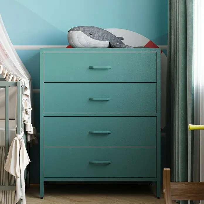 Jan Nowak Kommode Carla - L x B x H: 40 x 80 x 101,5 cm, Meeresgrün, Anzahl Schubladen: 4 Stk. - Bild einer mintgrünen Kommode mit vier Schubladen, auf der ein Wal-Plüschtier liegt, in einem Kinderzimmer.