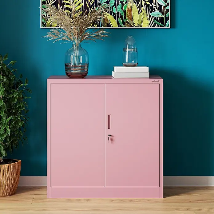 Jan Nowak Aktenschrank Beata - B x T x H: 90 x 40 x 92,5 cm, Rosa - Rosa Metallschrank mit zwei Türen und Schloss, ideal für Büro oder Zuhause. Der Schrank bietet praktischen Stauraum und ein modernes Design.