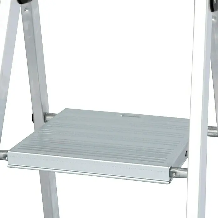Krause Monto Stehleiter Solidy - Arbeitshöhe: 3,05 m, Anzahl Tritte: 5 Stk., Belastbarkeit: 150 kg, Aluminium - Nahaufnahme einer Aluminium-Trittleiterstufe, die die robuste Bauweise und das Design für Stabilität und Sicherheit hervorhebt.