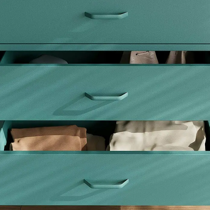 Jan Nowak Kommode Carla - L x B x H: 40 x 80 x 101,5 cm, Meeresgrün, Anzahl Schubladen: 4 Stk. - Nahaufnahme einer türkisfarbenen Kommode mit teilweise geöffneten Schubladen, die Kleidung und Accessoires zeigt.