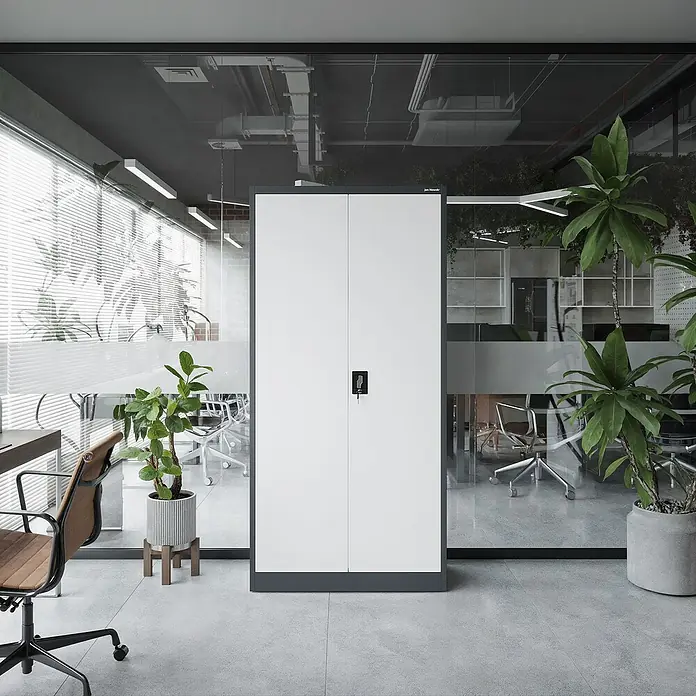 Jan Nowak Aktenschrank Jan - B x T x H: 90 x 40 x 185 cm, Anthrazit/Weiß - Büroaufnahme mit einem modernen, weißen Aktenschrank mit zwei Türen, der für Ordnung und professionelles Aussehen sorgt.