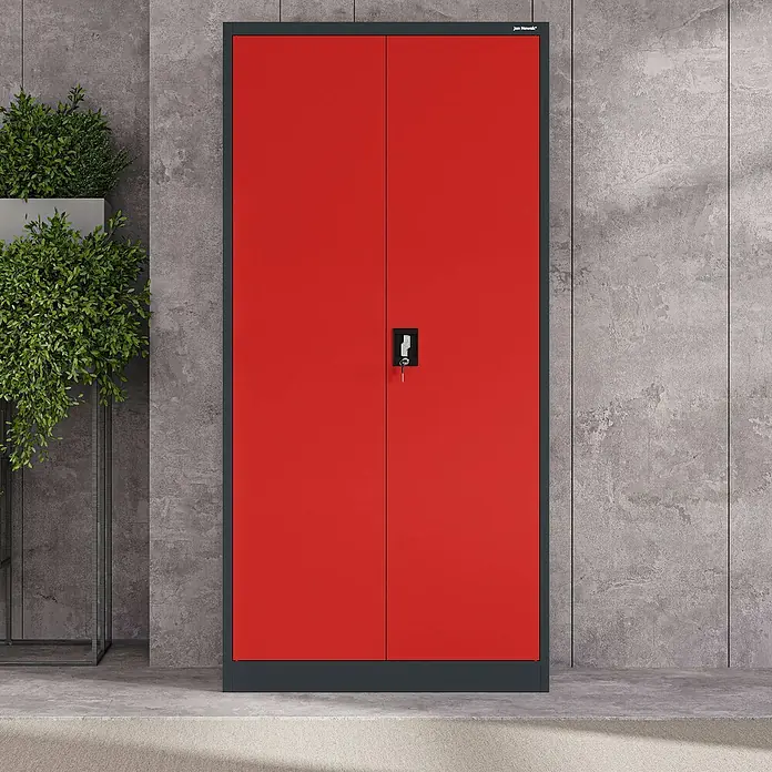 Jan Nowak Aktenschrank Jan - B x T x H: 90 x 40 x 185 cm, Anthrazit/Rot - Ein roter Metallschrank mit zwei Türen und einem schwarzen Rahmen steht vor einer grauen Wand. Ideal für Büro oder Werkstatt.