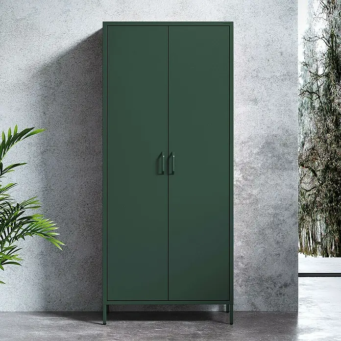 Jan Nowak Kleiderschrank Flavio - H x B x T: 185 x 80 x 45 cm, Flaschengrün - Ein grüner Metallschrank mit zwei Türen steht vor einer Betonwand. Neben dem Schrank steht eine Pflanze.