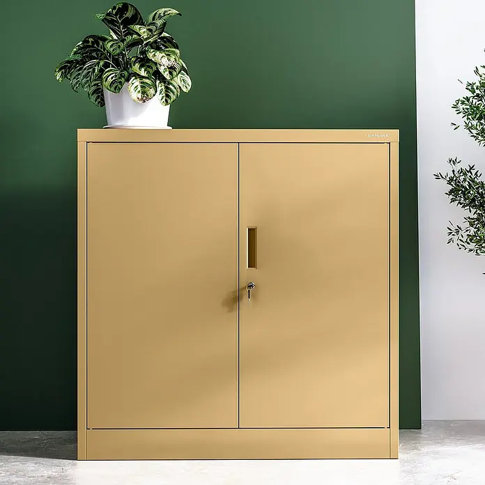 Jan Nowak Aktenschrank Beata - B x T x H: 90 x 40 x 92,5 cm, Beige - Dieser goldfarbene Metallschrank bietet Stauraum. Eine Pflanze steht auf dem Schrank.