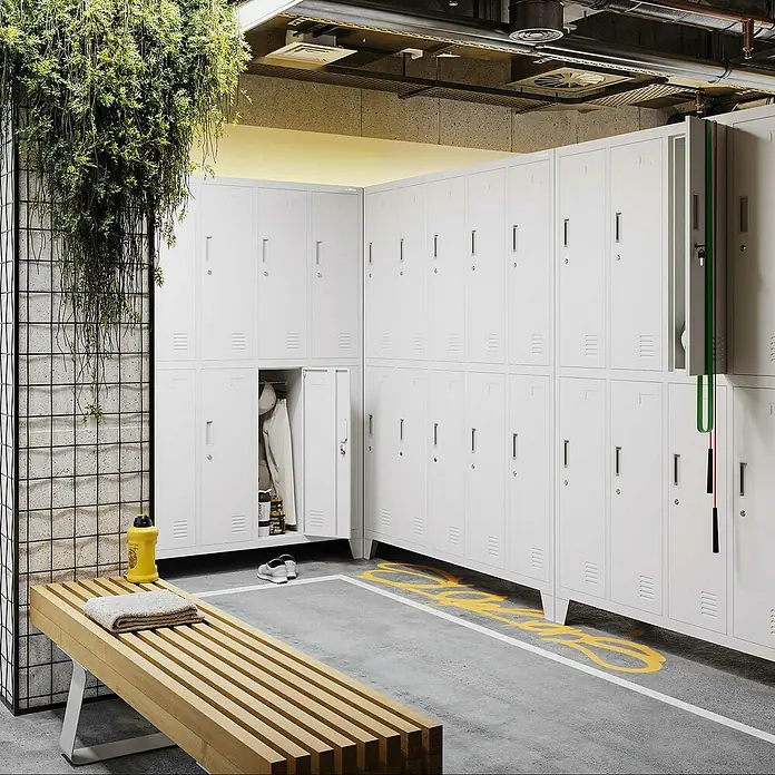 Jan Nowak Spind Bartek - B x T x H: 136 x 45 x 172 cm, Grau - Blick in einen hellen Umkleideraum mit einer Bank und weißen Metallschränken, von denen einer geöffnet ist.