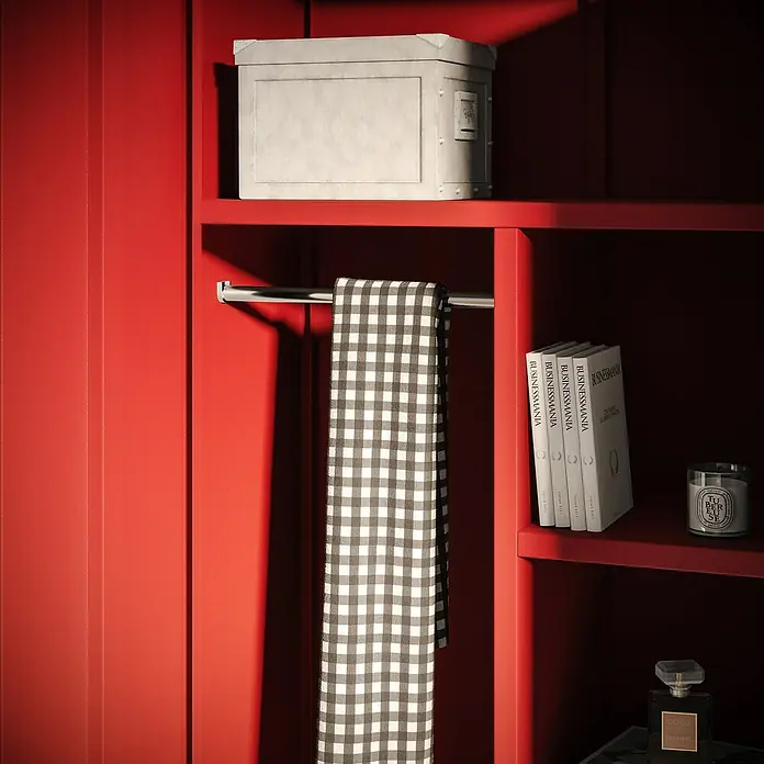 Jan Nowak Kleiderschrank Flavio - H x B x T: 185 x 80 x 45 cm, Rot - Ein beiger Koffer auf einem Regal über einer schwarz-weiss karierten Decke, zusammen mit Büchern und einer Duftkerze.