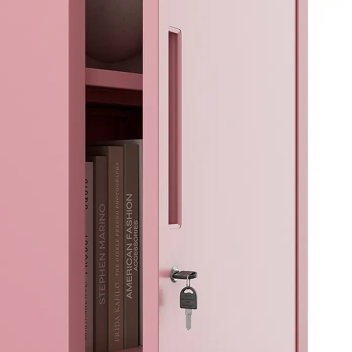 Jan Nowak Aktenschrank Alex - B x T x H: 45 x 40 x 185 cm, Rosa - Nahaufnahme eines rosa Spinds mit Büchern und einem Schlüssel, der das Schloss sichert. Perfekt für stilvolle Aufbewahrung.