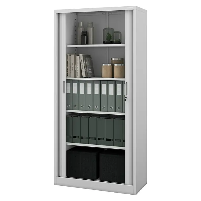 Jan Nowak Aktenschrank Damian - B x T x H: 90 x 45 x 185 cm, Grau - Ein weißer Büroschrank mit Rolladen, gefüllt mit Aktenordnern, Büchern und Dekorationen. Praktische Aufbewahrungslösung.