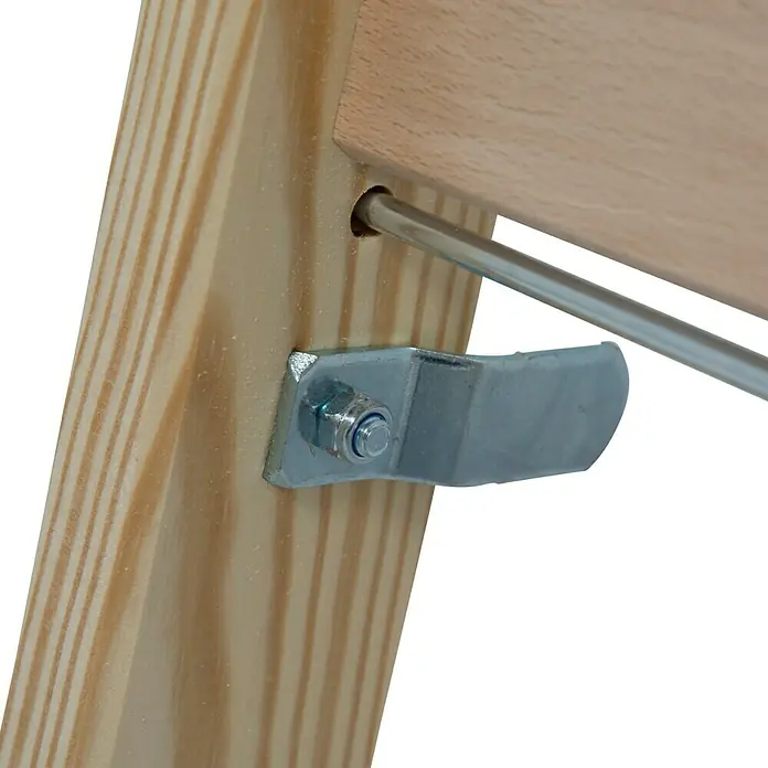 Krause Stabilo Doppelleiter - Anzahl Tritte: 10 Stk., Arbeitshöhe: 2,75 m, Belastbarkeit: 150 kg, Holz - Nahaufnahme einer Holzleiter mit einer Metallsicherung und einer Stange, die für Stabilität sorgt.