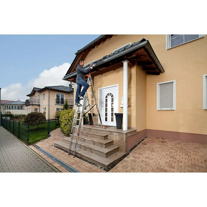 Krause Monto Mehrzweckleiter Tribilo - Arbeitshöhe: 6,05 m, Anzahl Tritte: 24 Stk., Belastbarkeit: 150 kg, Aluminium - Ein Mann benutzt eine Leiter, um die Dachrinne eines Hauses zu inspizieren. Die Leiter ist vielseitig für verschiedene Aufgaben.
