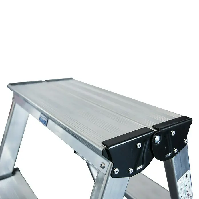 Krause Monto Doppel-Stehleiter Dopplo - Arbeitshöhe: 2,65 m, Anzahl Tritte: 10 Stk., Belastbarkeit: 150 kg, Aluminium - Nahaufnahme einer silbernen Trittleiter mit einer schwarzen Gelenkverbindung, die Stabilität und Sicherheit bietet.