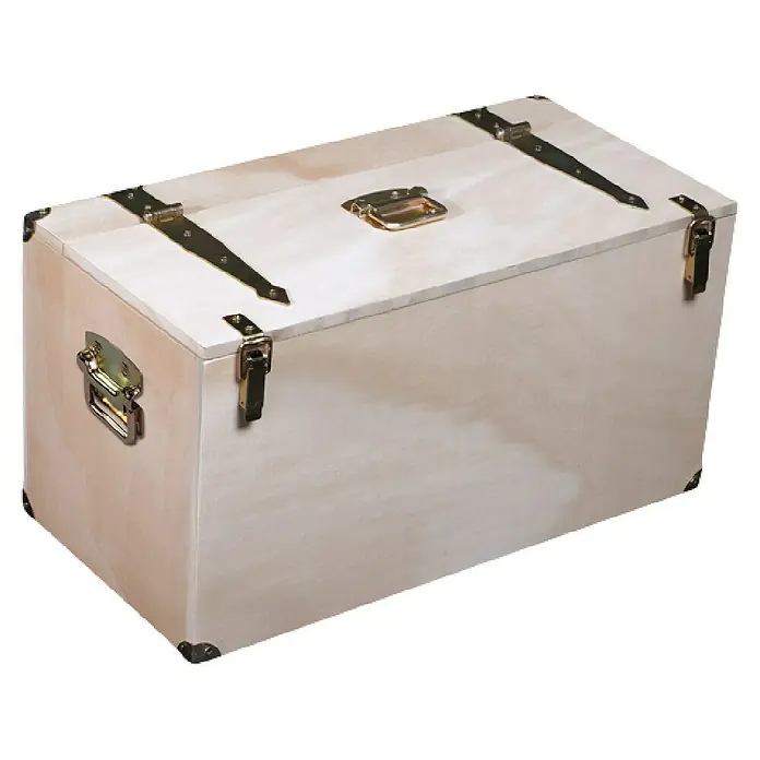 Stabilit Cierre para caja - An x Al: 18 x 61 mm, Acero, Zincado - Primer plano de un cofre de madera clara con herrajes metálicos resistentes, perfecto para almacenamiento y transporte.