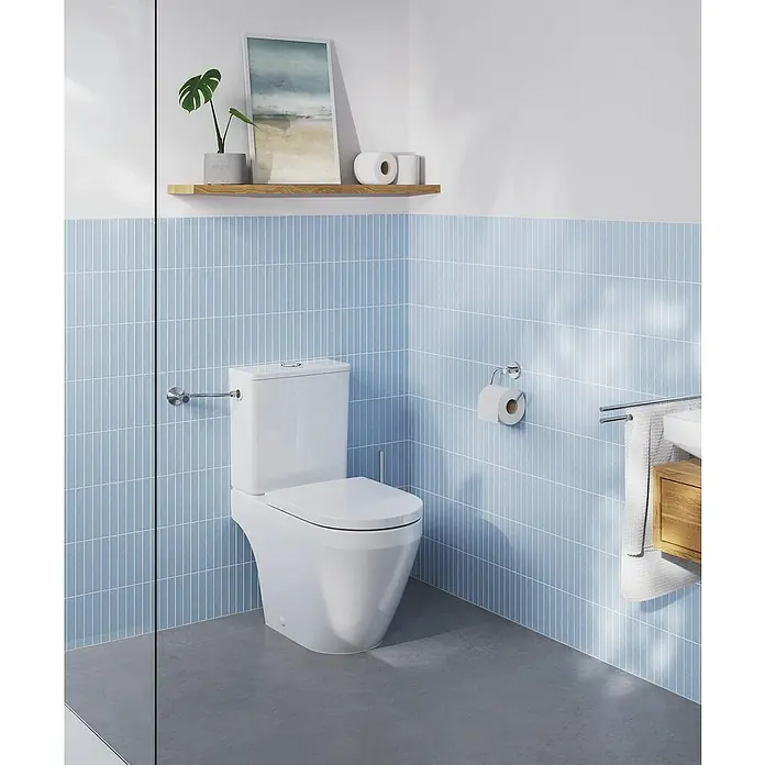 Grohe QuickFix Start Toilettenpapierhalter - Silber, Metall, L x B x H: 14,4 x 5,5 x 19 cm - Badezimmer mit einer modernen Toilette, blauen Fliesen und einem Holzbord mit Dekorationen. Stilvolles und minimalistisches Design.