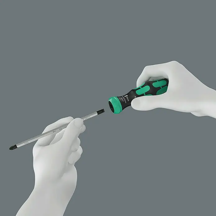 Wera Kraftform Kompakt Vario Schraubendreher-Set - 7 -tlg. - Bild zeigt einen Wera Schraubendreher mit Wechselklinge in Nahaufnahme, ideal für vielfältige Schraubarbeiten.