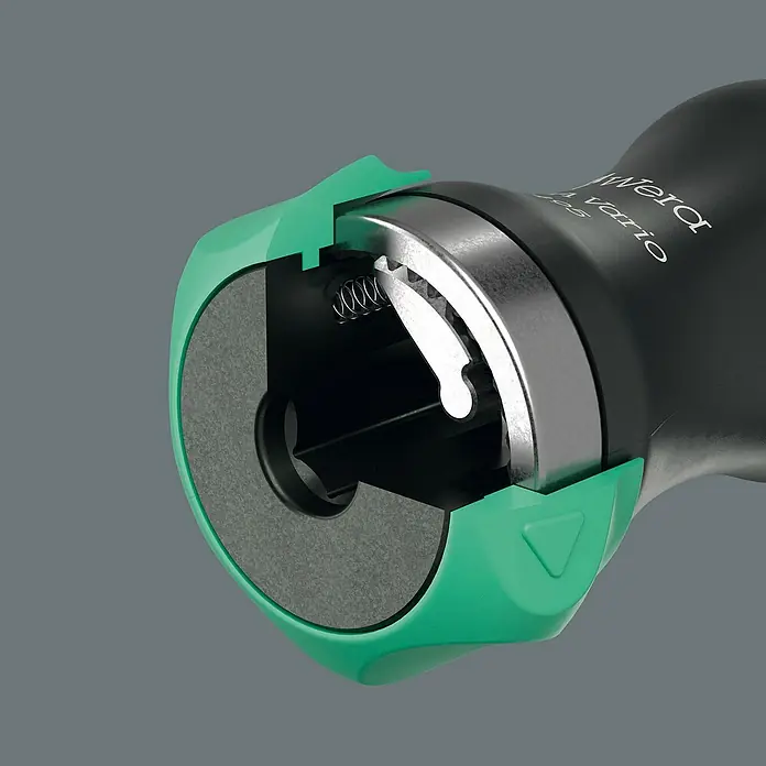 Wera Kraftform Kompakt Vario Schraubendreher-Set - 7 -tlg. - Nahaufnahme des Wera Schraubendrehers mit Bitaufnahme, der Innenmechanismus ist sichtbar.