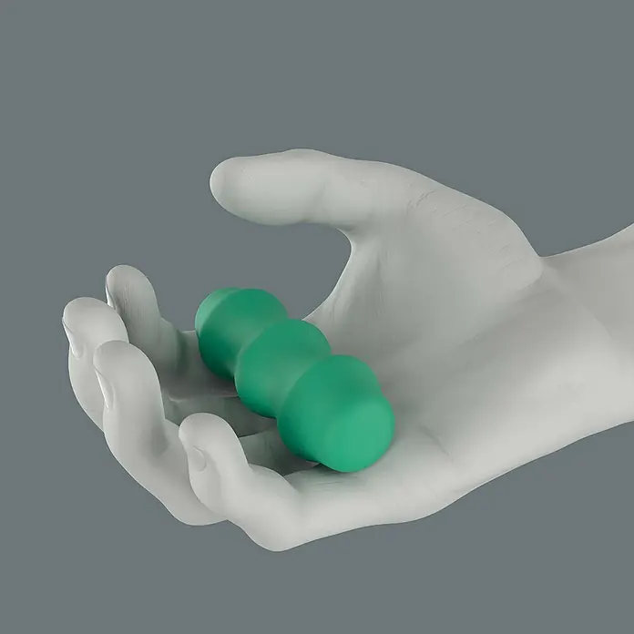 Wera Kraftform Kompakt Vario Schraubendreher-Set - 7 -tlg. - Nahaufnahme einer weißen Hand, die einen grünen, zylindrischen Gegenstand mit drei Abschnitten hält, isoliert auf grauem Hintergrund.
