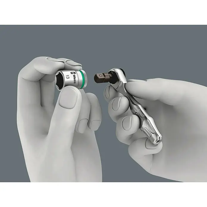 Wera Bit-Set Tool-Check Plus - 39 -tlg. - Nahaufnahme eines Wera Steckschlüssels und einer Ratsche, die für Präzisionsarbeiten konzipiert sind.