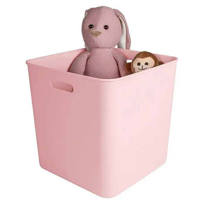 Sunware Sigma home Aufbewahrungsbox cube box - L x B x H: 31 x 31 x 31 cm, Kunststoff, Rosa, 25 l - Rosa Spielzeugkiste gefüllt mit einem Stoffhasen und einem Affenkuscheltier für eine ordentliche und kinderfreundliche Aufbewahrungslösung.