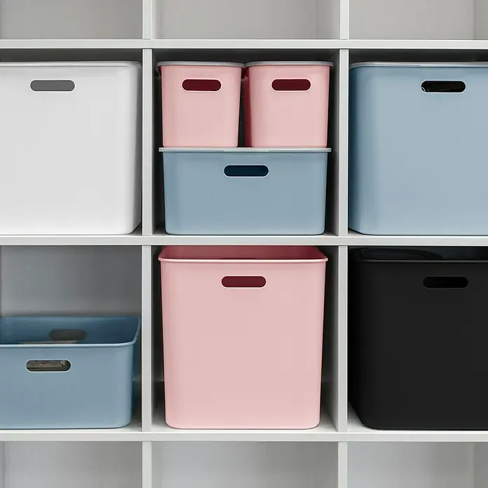 Sunware Sigma home Aufbewahrungsbox cube box - L x B x H: 31 x 31 x 31 cm, Kunststoff, Schwarz, 25 l - Ein Regal mit bunten Aufbewahrungsboxen in verschiedenen Größen und Farben, darunter Weiß, Rosa, Blau und Schwarz.