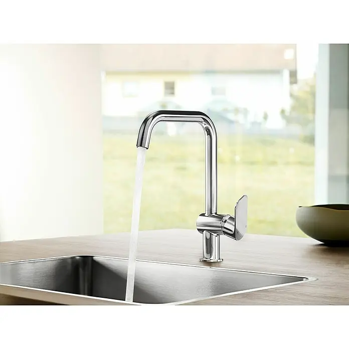 Hansa Pico Spültischarmatur - Chrom, Ausladung Armatur: 200 mm - Eleganter Wasserhahn aus Chrom mit fließendem Wasser in einer modernen Küche, der Stil und Funktionalität vereint.