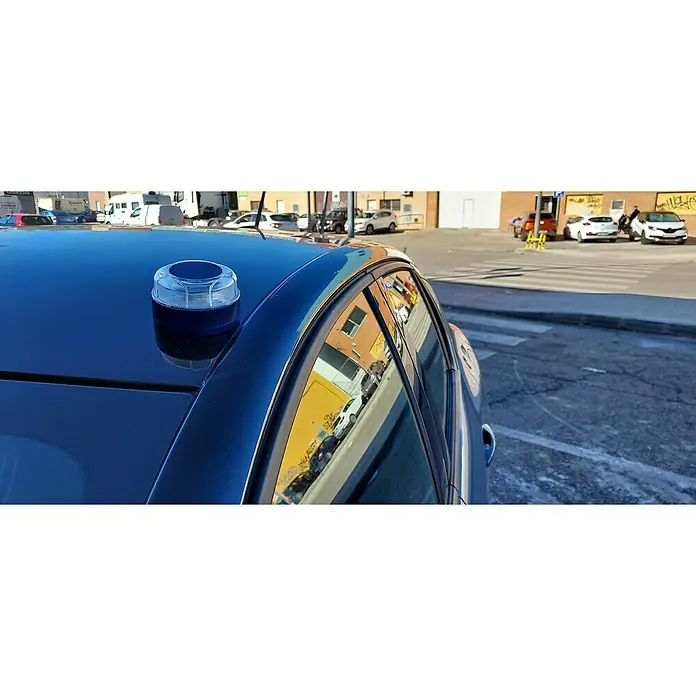 Luz de emergencia V16 Conectada NK - Apto para: Avería en el vehículo, Transmisión de datos: Red móvil - Primer plano de un coche azul con una luz solar redonda y transparente en el techo, destacando soluciones de iluminación ecológicas.