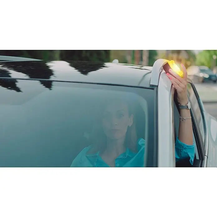 Luz de emergencia V16 Conectada NK - Apto para: Avería en el vehículo, Transmisión de datos: Red móvil - Mujer en coche con luz de advertencia. La luz amarilla garantiza la seguridad vial en caso de avería o accidente.
