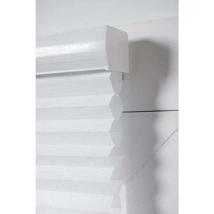 Estor plegable Honey - An x Al: 100 x 190 cm, Blanco - Primer plano de un revestimiento de ventana plisado blanco, que muestra su diseño moderno y funcionalidad.
