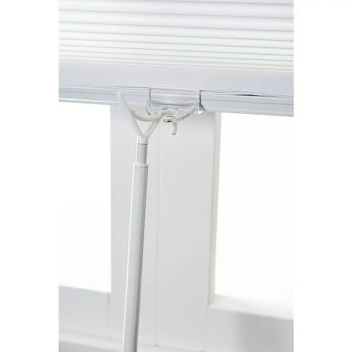 Estor plegable Honey - An x Al: 100 x 190 cm, Blanco - Primer plano de una persiana veneciana blanca con una varilla de operación a juego para abrir y cerrar las láminas. Accesorio práctico.