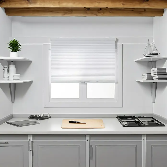 Estor plegable Honey - An x Al: 100 x 190 cm, Blanco - Vista de la cocina con armarios gris claro, encimera, ventana con persianas, tabla de cortar y cuchillo.