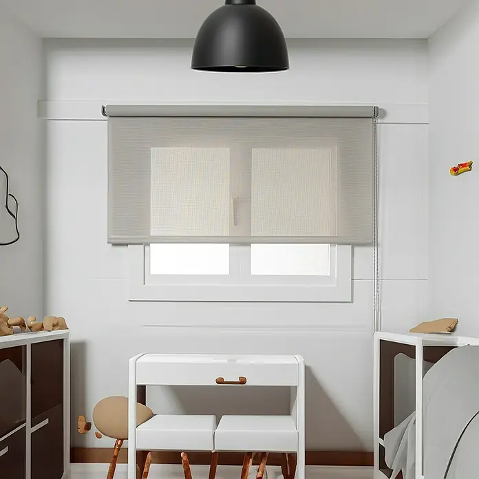 Estor enrollable Screen 5% - An x Al: 150 x 250 cm, Lino perla - Estor enrollable gris en una habitación luminosa que filtra la luz del día y ofrece privacidad. Ideal para habitaciones infantiles.