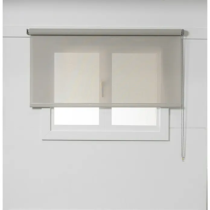 Estor enrollable Screen 5% - An x Al: 150 x 250 cm, Lino perla - Un estor enrollable en gris claro instalado sobre una ventana blanca, proporcionando privacidad y filtrado de luz suave.