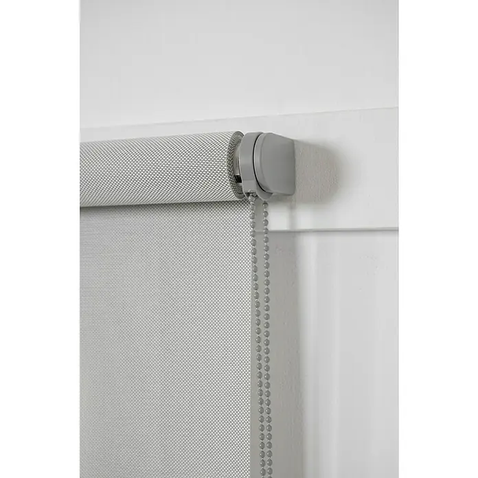 Estor enrollable Screen 5% - An x Al: 150 x 250 cm, Lino perla - Primer plano de una persiana enrollable gris con tirador de cadena sobre una pared blanca.