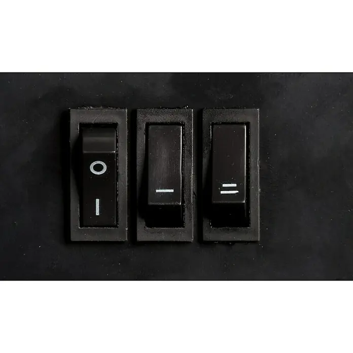 Chimenea eléctrica Memphis - 1.600 W - 1.800 W, Negro, L x An x Al: 13 x 66 x 46,5 cm - Primer plano de tres interruptores negros montados sobre una superficie negra que muestran diferentes configuraciones.