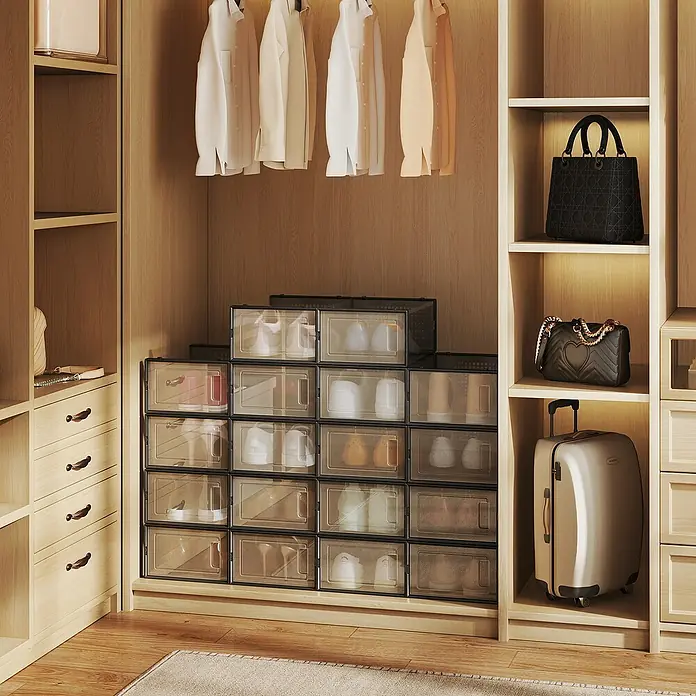 Schuhbox - L x B x H: 23,2 x 33,5 x 14,3 cm, Kunststoff, Schwarz/Transparent, 18 Stk. - Organisierter Kleiderschrank mit schwarzen Schuhboxen, Kleidung, Handtaschen und einem Koffer.