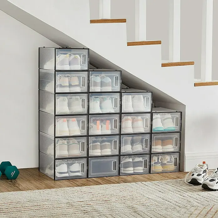 Schuhbox - L x B x H: 23,2 x 33,5 x 14,3 cm, Kunststoff, Schwarz/Transparent, 18 Stk. - Schuhaufbewahrungssystem mit durchsichtigen Boxen unter einer Treppe, das Schuhe ordentlich verstaut und zugänglich macht.