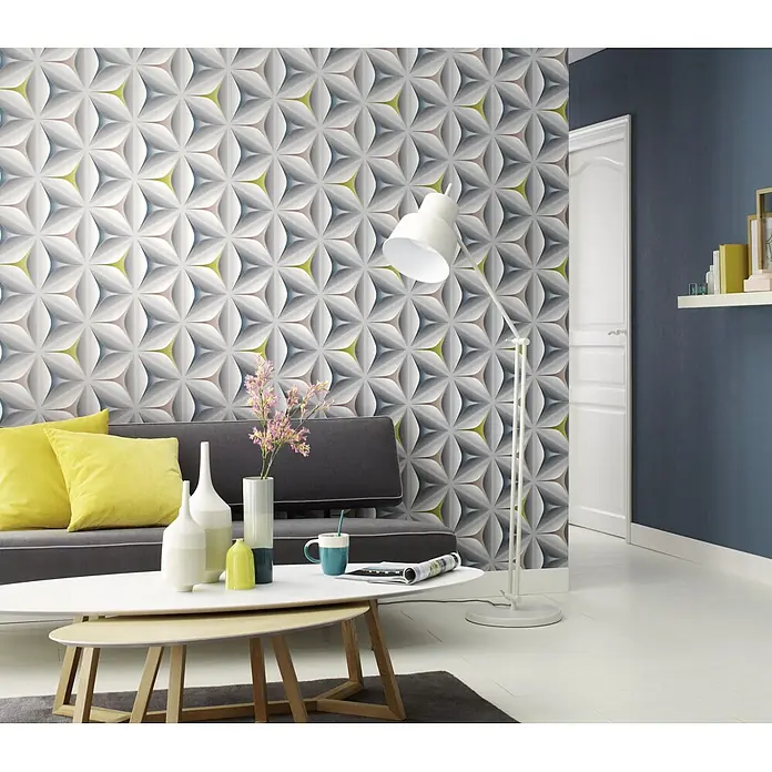 A.S. Création Vliestapete Move Your Wall - Blau/Grau/Rosa, Grafisch, 10,05 x 0,53 m - Wohnzimmer mit grauer Couch, gelben Kissen, Couchtischen und einer auffälligen 3D-Tapete mit geometrischem Design.