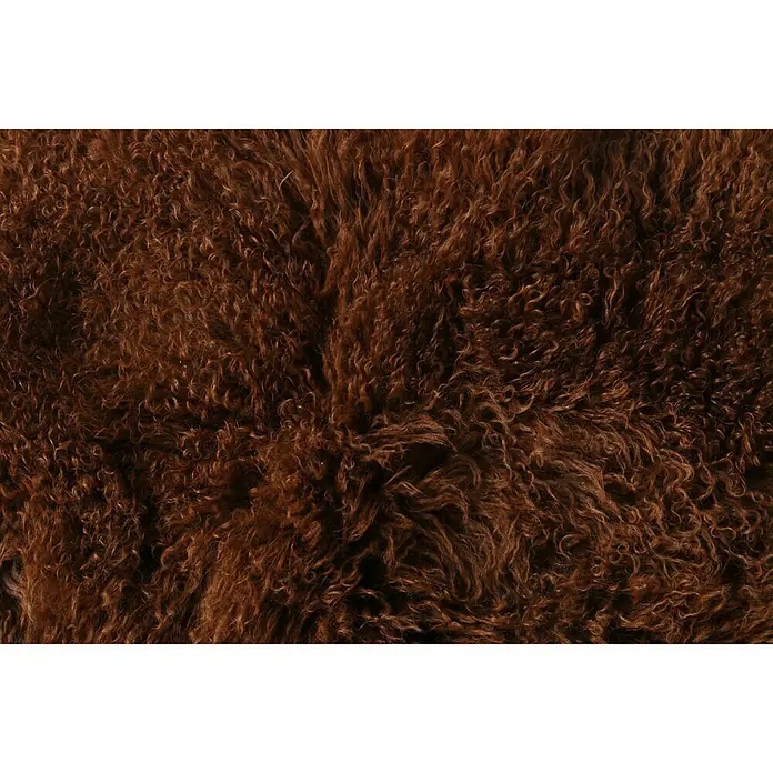 Esbeco Schaffell Tibet - Braun, 100 x 70 cm - Detailaufnahme eines braunen, lockigen Lammfellteppichs, der eine weiche und luxuriöse Textur zeigt. Ideal für ein gemütliches Ambiente.