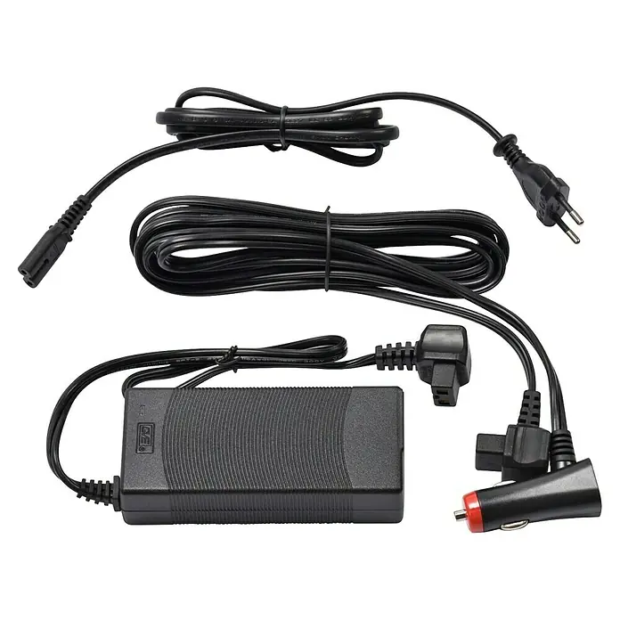 Kompressor Kühlbox WTW25 - 593 x 345 x 410 mm - Produktbild eines Netzteils mit mehreren Adaptern, darunter ein Zigarettenanzünderadapter, für vielseitige Stromversorgungsoptionen.
