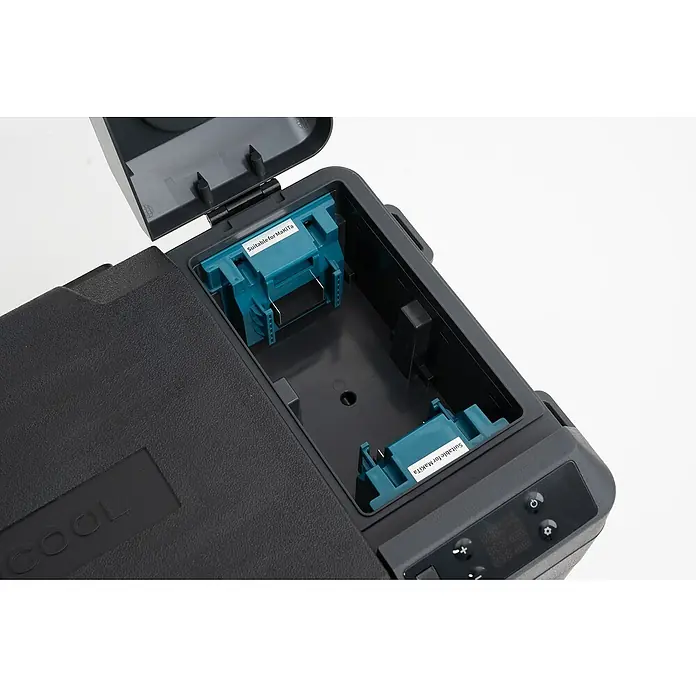 Kompressor Kühlbox WTW25 - 593 x 345 x 410 mm - Innenansicht eines tragbaren Kühlschranks mit geöffnetem Deckel und Akkuhalterungen.