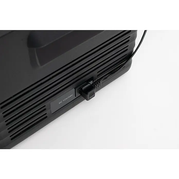 Kompressor Kühlbox WTW25 - 593 x 345 x 410 mm - Nahaufnahme einer tragbaren Kühlbox mit Stromanschluss, die für den Einsatz im Auto oder beim Camping konzipiert ist.