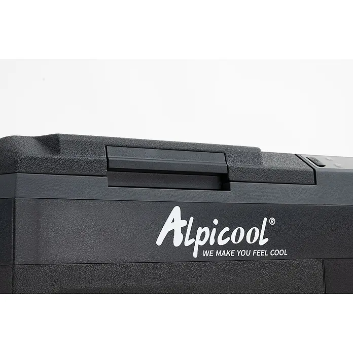 Kompressor Kühlbox WTW25 - 593 x 345 x 410 mm - Nahaufnahme einer Alpicool Kühlbox, die mit ihrem Slogan "WE MAKE YOU FEEL COOL" für Frische wirbt.