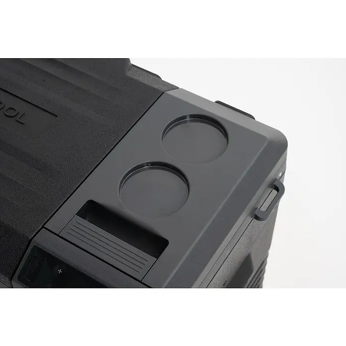 Kompressor Kühlbox WTW25 - 593 x 345 x 410 mm - Detailaufnahme einer schwarzen Kühlbox mit Getränkehaltern, ideal für unterwegs, Camping und Reisen.