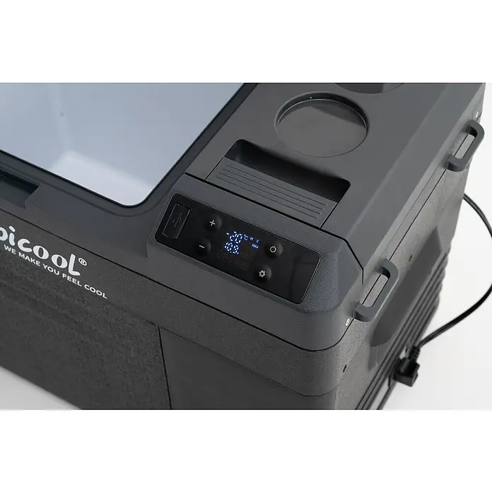 Kompressor Kühlbox WTW25 - 593 x 345 x 410 mm - Detailaufnahme eines tragbaren Kühlgeräts mit digitaler Anzeige und Bedienelementen. Das Gerät ist dunkelgrau mit integrierten Griffen.